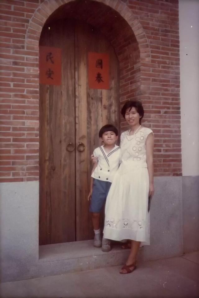 周杰伦|周杰伦晒妈妈近照，身着连衣裙抱宠物端坐气质佳，被儿子猛夸时尚