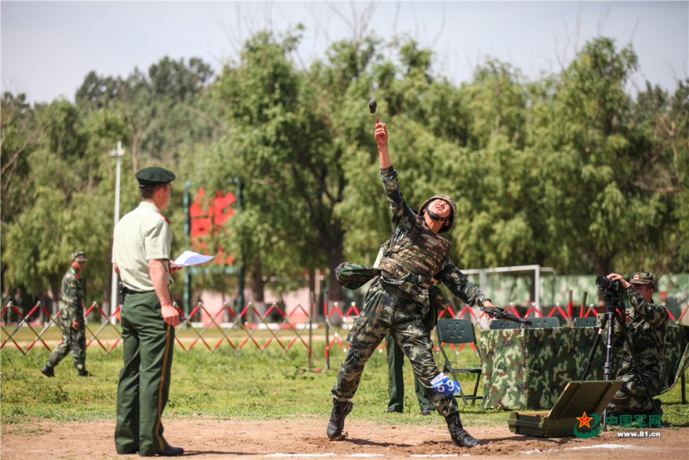 手榴弹投掷比武.杨慧斌 摄战场救护组合练习比武.
