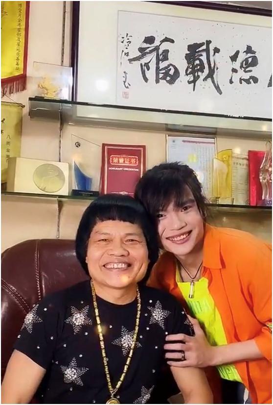 66岁八两金晒近况,儿子出镜堪比父亲替身,同时交3位女友住豪宅_腾讯
