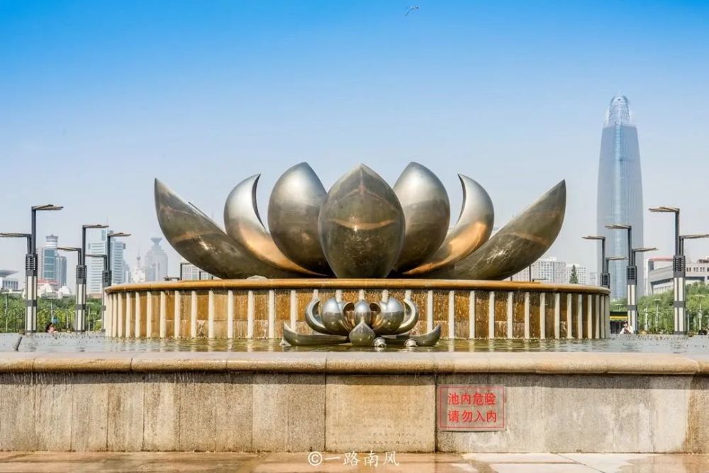 位于泉城广场中轴线东部的荷花音乐喷泉是济南人气最旺的景点之一