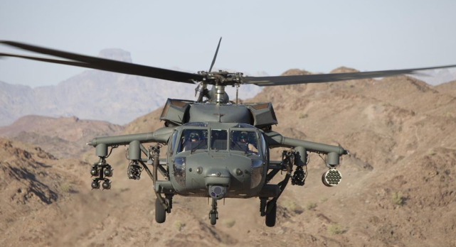 报道援引西科斯基公司发布的消息称,该公司此次出售武装版"黑鹰"直升