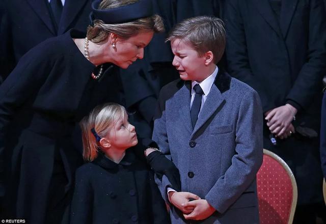 她去世的时候,丈夫的侄孙——加布里埃尔王子痛哭失声.