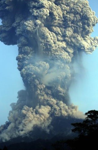 印尼默拉皮火山喷发 火山灰柱高6千米