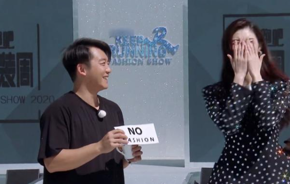 中年人目不转睛在看,年轻人表现明显很稚嫩|宋妍霏|奔跑吧兄弟|郑恺