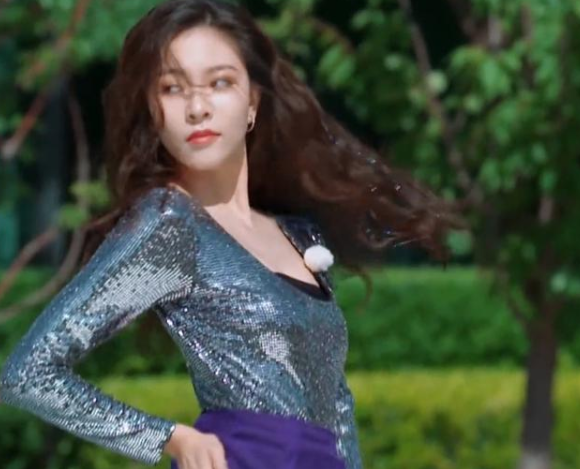 《跑男》宋妍霏热舞,中年人目不转睛在看,年轻人表现明显很稚嫩