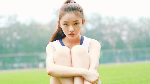 鹿小葵二号来了,表情夸张像在演智障,网友:周星驰还能坐的住吗