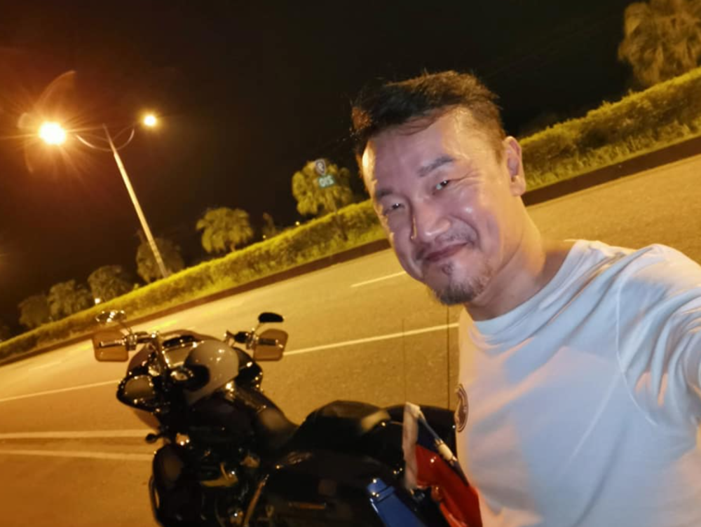 对此网友们议论纷纷,有的人认为陈为民知法犯法多次违规,甚至被开了