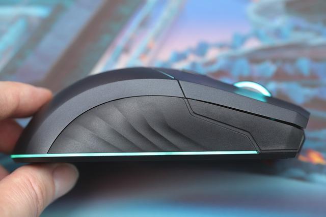 主攻笔电外设,评雷神ml701无线游戏鼠标_腾讯新闻