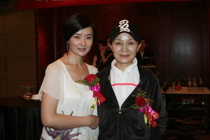62岁刘莉莉全家照女儿漂亮老公是他比自己还小4岁