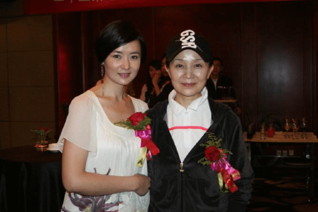 62岁刘莉莉全家照,女儿漂亮老公是他,比自己还小4岁