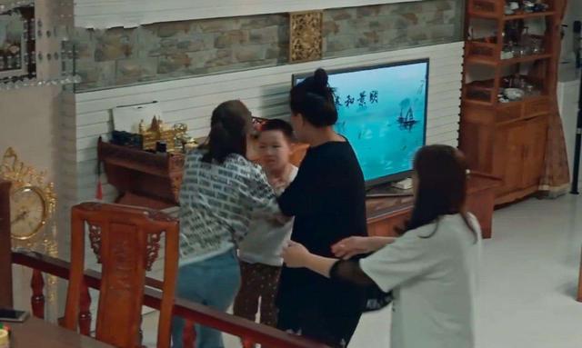 刘思琦和弟弟闹矛盾后发起火来,家人无论怎样都拦不住的时候,她爸爸