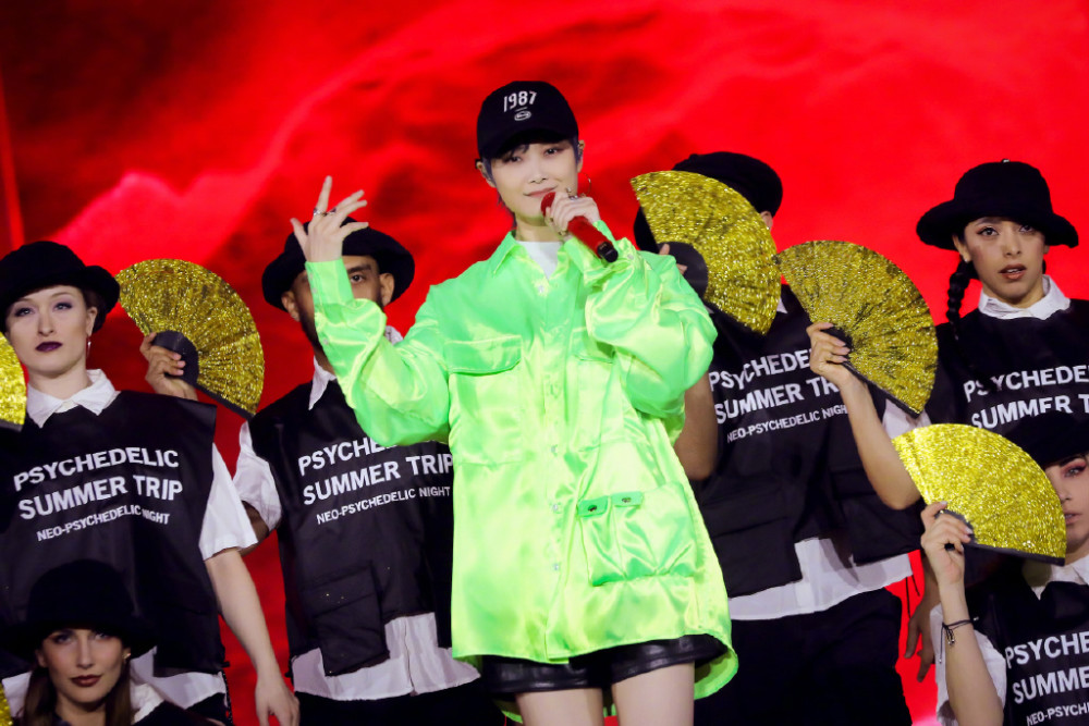 李宇春鬼马cos蓝精灵,为《姐姐》制作主题曲,歌词霸道不愧是姐