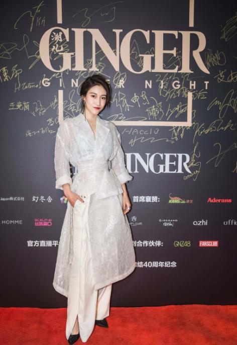 啜妮戏火人不火,穿裸色纱裙精致柔美,入行10年仍如少女