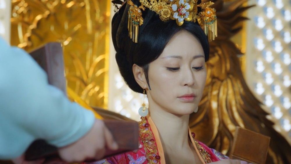 后来谢梅香死了,原非白因余毒伤了双腿,只能坐轮椅.