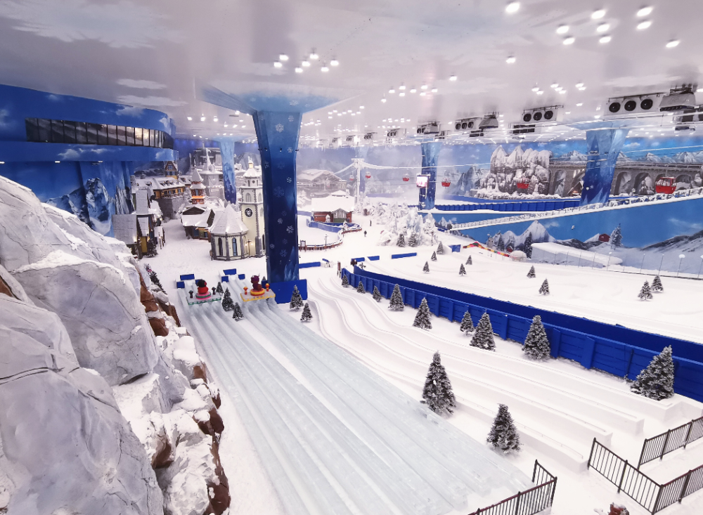 一边在悬浮于百米深坑之上的3万平方欢乐雪域里滑雪玩雪,感受阿尔卑斯