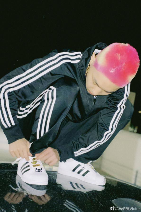 紧跟时尚潮流的vlog博主 —— 马伯骞,之前就来了个粉色寸头配爱心的