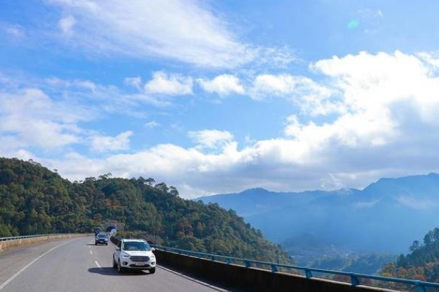 隐藏于在大山的高速公路 沿途风景胜过5a风景区 网友 天堂之路 大山 高速公路 合那高速公路 自驾游