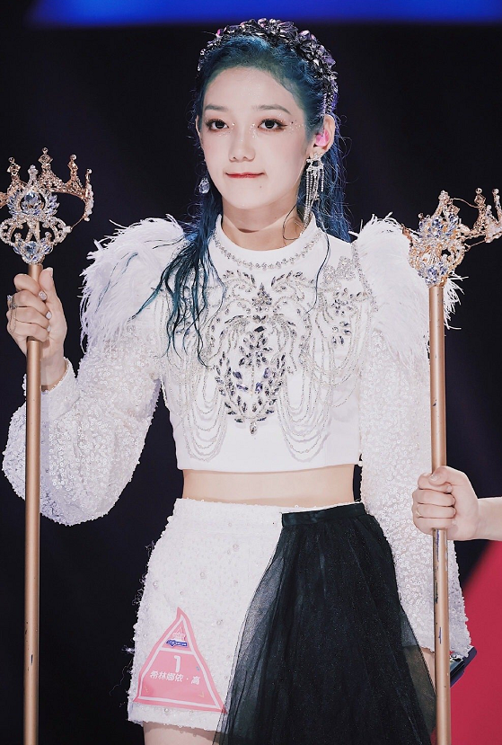 希林娜依高念粉丝来信得知有老师为她撑腰下意识的动作太圈粉