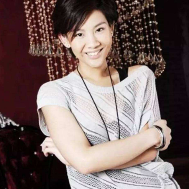 母亲这个时候才开始担心,于是在16岁的时候,郑欣宜开始了减肥,10个月