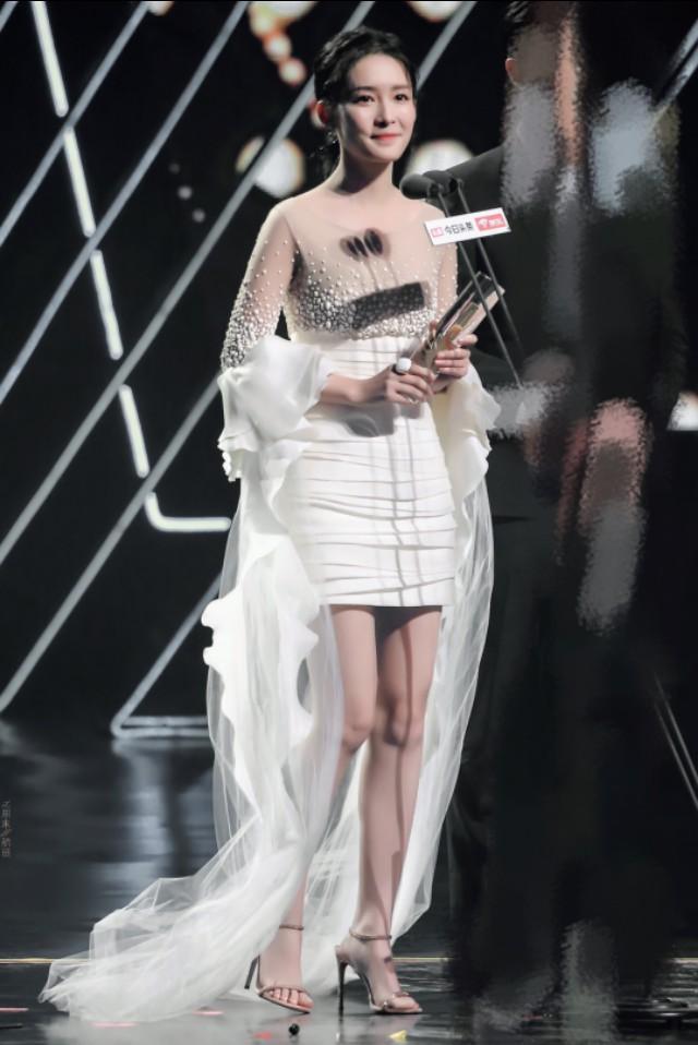 "甜美女神"李沁,再次挑战轻熟混搭可爱风,恨天高穿在李沁小脚上,太