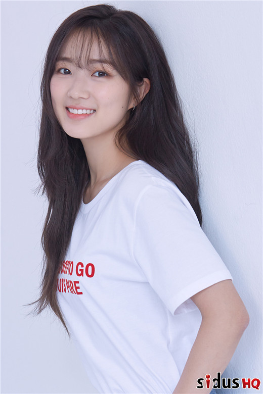 金惠允公开全新人物简介照 明朗笑容散发阳光少女魅力