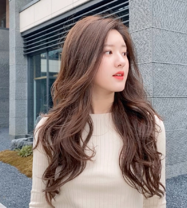 而且五官还是特别立体的,显得十分的精致,加上她的长卷发,赵露思这么