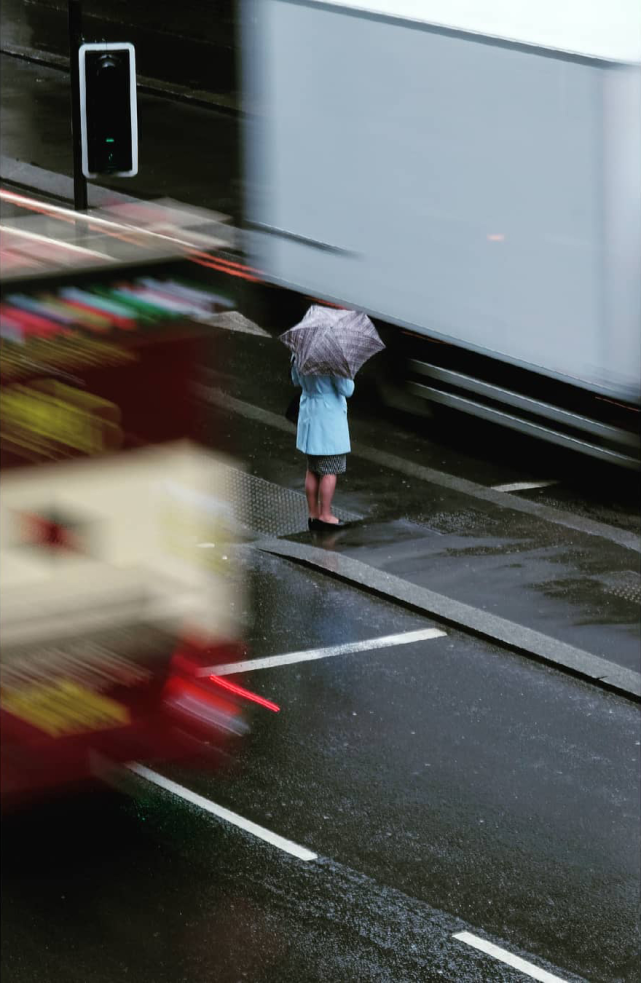 雨天路上的行人是最好的拍摄题材,因为这个时候路上的行人有着急躲雨