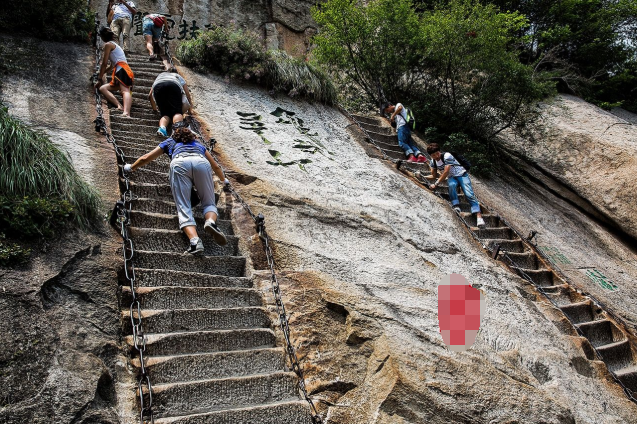 华山最陡峭的阶梯图片