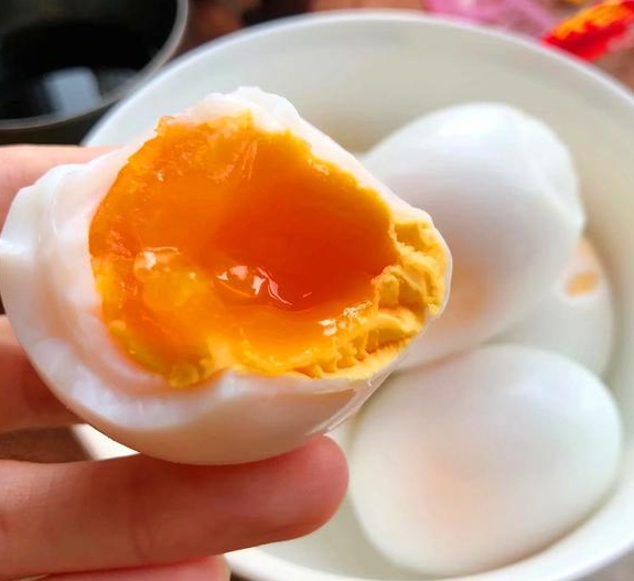 白水煮蛋时,一定多加一勺"它",就能3秒剥壳_腾讯新闻