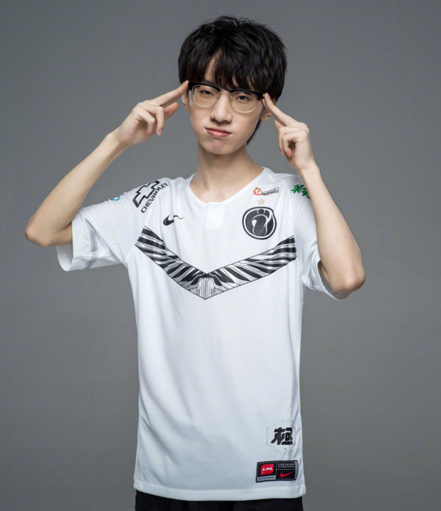 ig战队发生意外克里斯因故受伤粉丝调侃能说话bp就行了