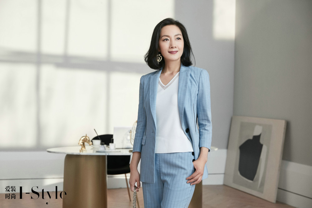 直率线条营造线迹空间,轻柔浅蓝呈现清凉色感,用蓝色西装平衡职场节奏