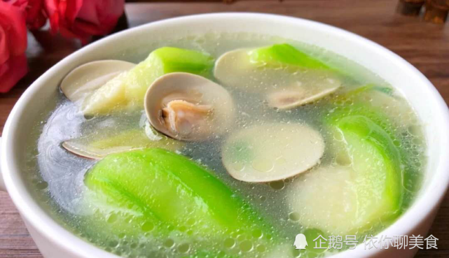 下面给大家介绍几道特别适合夏天喝的汤,第一道是白贝丝瓜汤,白贝配上