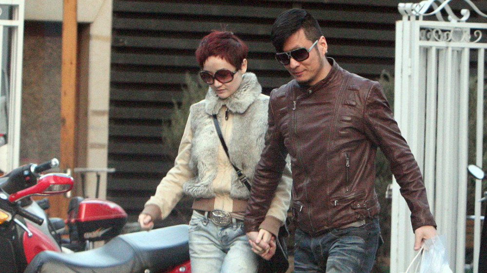 孙兴对骆莉娜还真好,期间劝过她不要吸毒,但是没用,当时骆莉娜的毒瘾