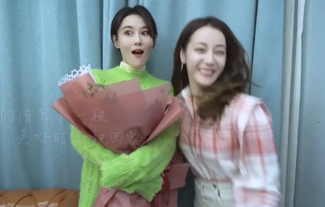 黄景瑜和热巴合照表面两人距离很近手部动作却避嫌明显