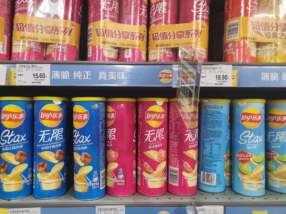 对于如何确定每罐薯片生产厂商,超市工作人员也告诉记者,根据每个生产