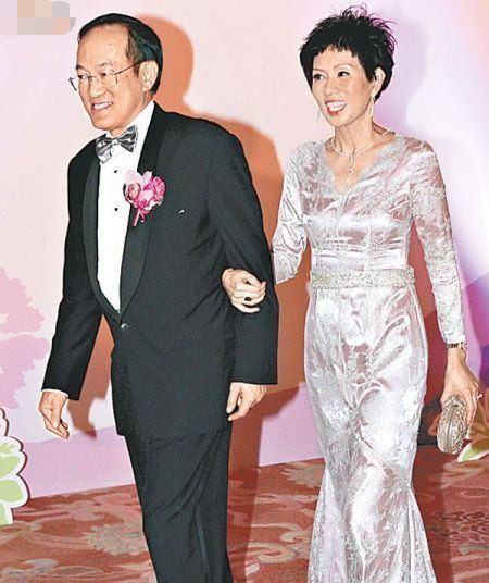 她是周星驰的初恋,等了16年不被娶一气之下嫁富豪,今天各一方