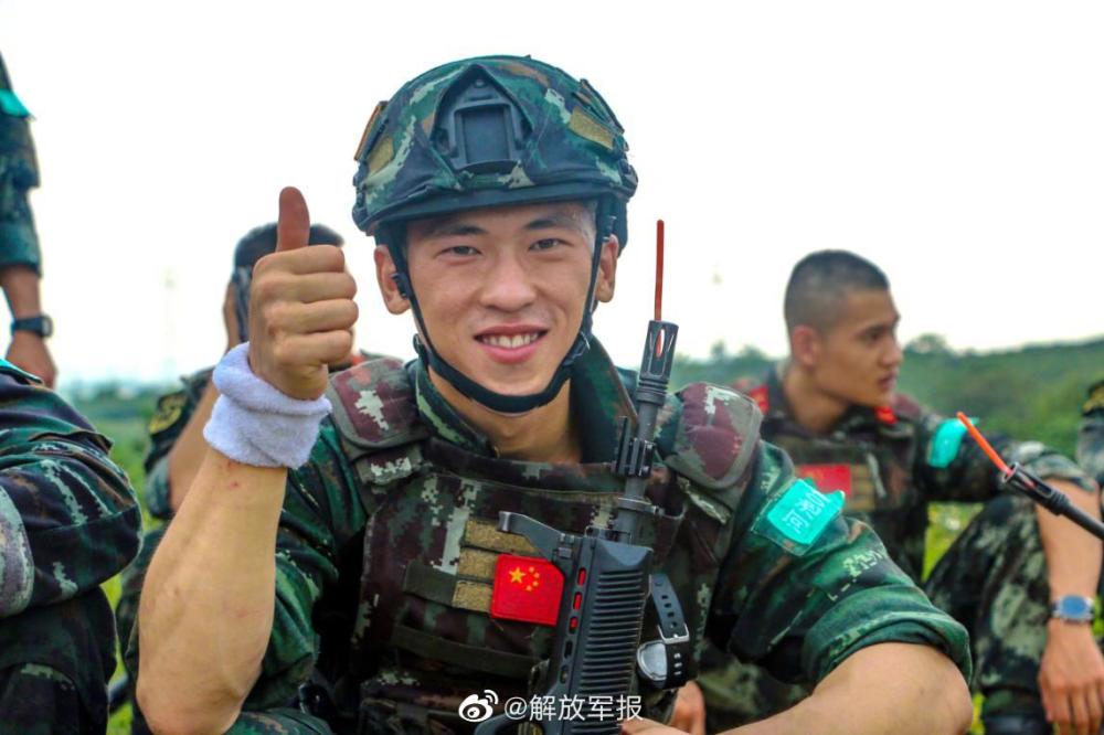 武警特战队员的笑容超治愈