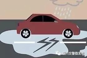 雨天路滑 五车相撞！雨天该如何安全驾驶？