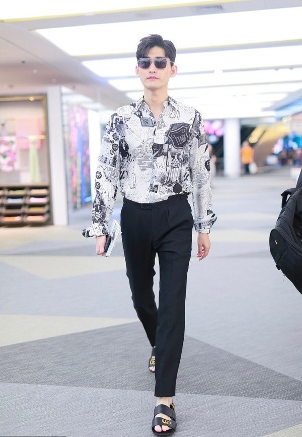 周杰伦"mojito穿搭"充满异域风情,花衬衫 白t,夏日度假风走起_腾讯