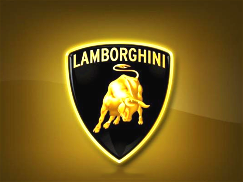 反而充满了满满的战斗气息,法拉利当年用马作为自己的车标,而兰博基尼