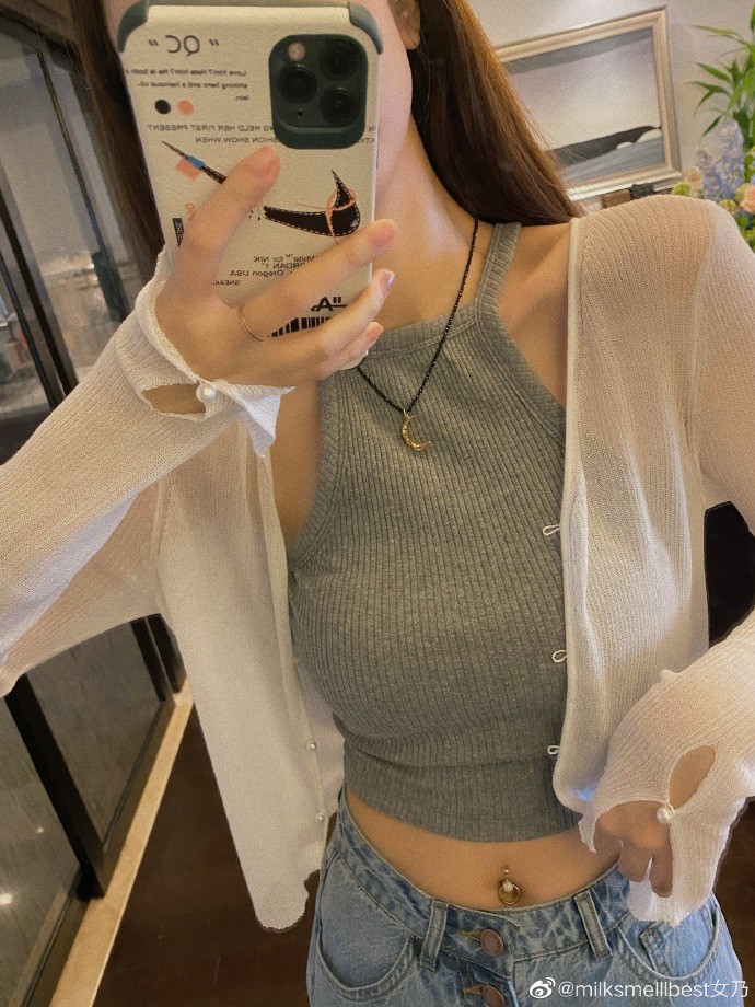 总裁夫人摘掉婚戒在家练字,张大奕秀肚脐环,完美锁骨一脸傲娇!