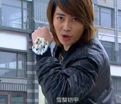 铠甲勇士坤中是最弱的召唤人他才是最差还被打得失去了铠甲