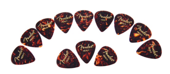 赛璐珞曾经用于服装领域,但在多次意外事故以后就停止使用了.