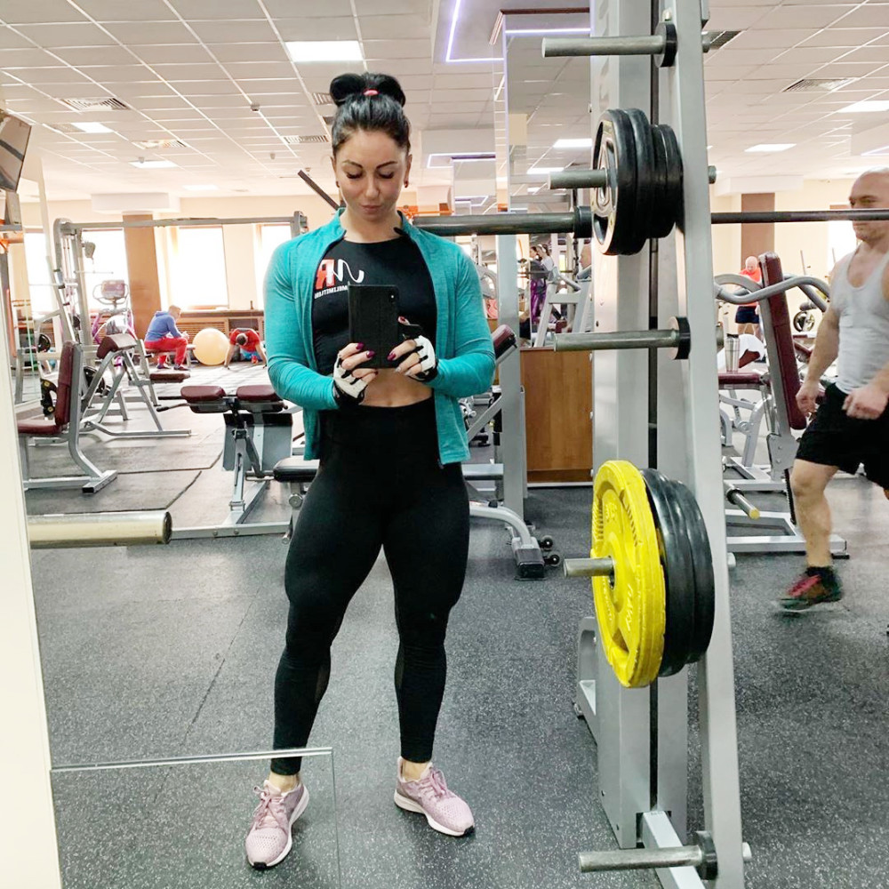 职业的健美姑娘,体重69公斤,完美的肌肉质感,秒杀大部分男士_腾讯新闻