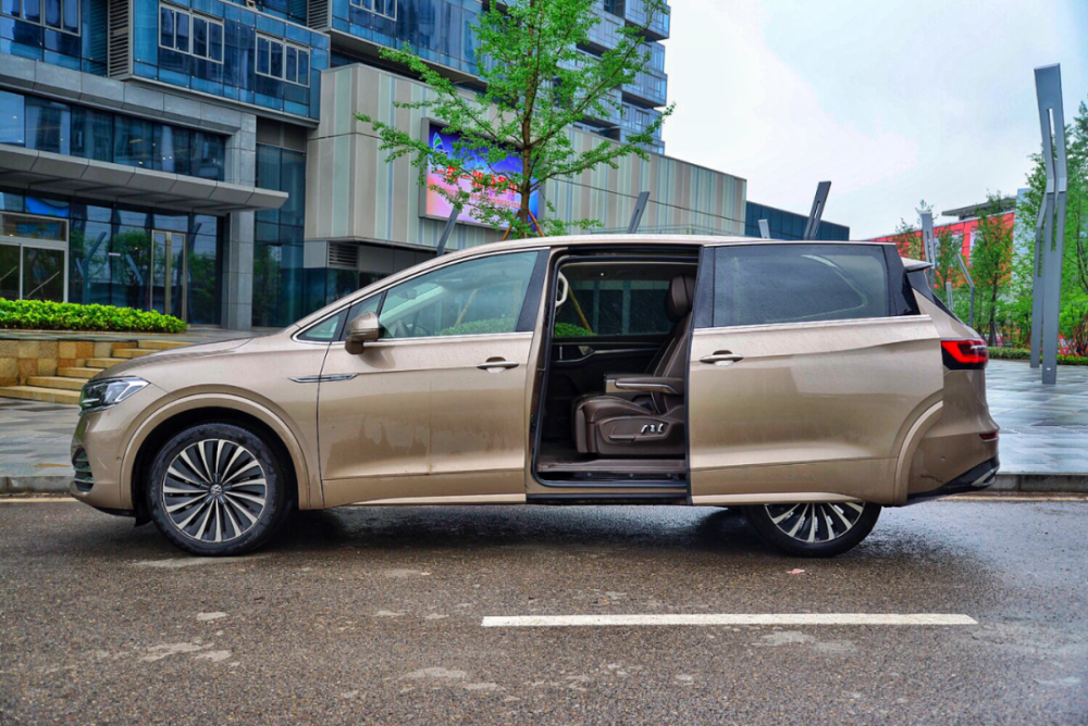 从侧面来看,威然的离地间隙较高,更像是一台跨界s