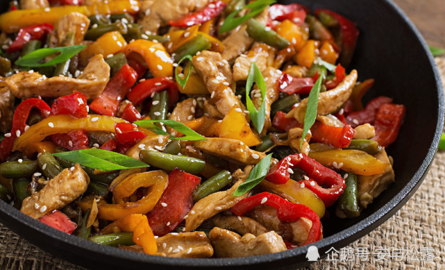 辣椒炒鸡肉,软嫩开胃超过瘾,低脂家常菜,做法简单10分钟快手菜