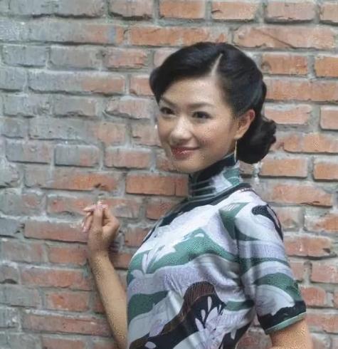 亦或者是和潘虹,王刚等人出演的《青天衙门ll》里的谭小玉.