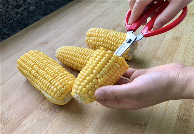 剥玉米粒很简单,只需一把剪刀,两分钟剥一个,干净还完整