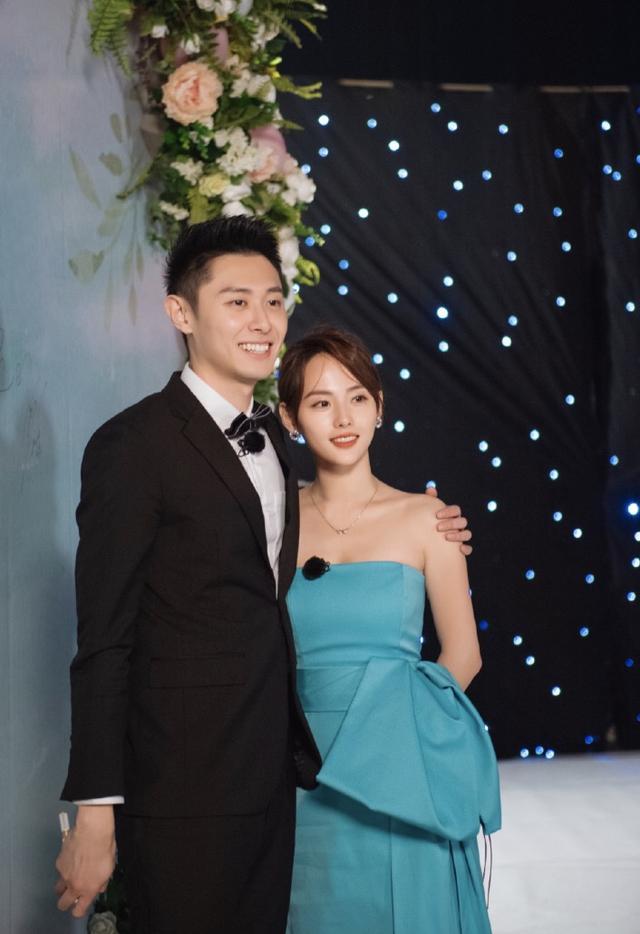 买超晒照为33岁张嘉倪庆生,一家四口同框卖萌幸福温馨