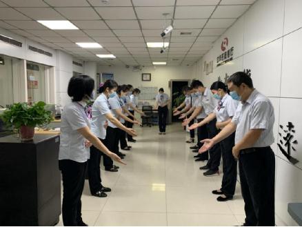 中牟农商银行万邦城支行开展服务提升学习月活动
